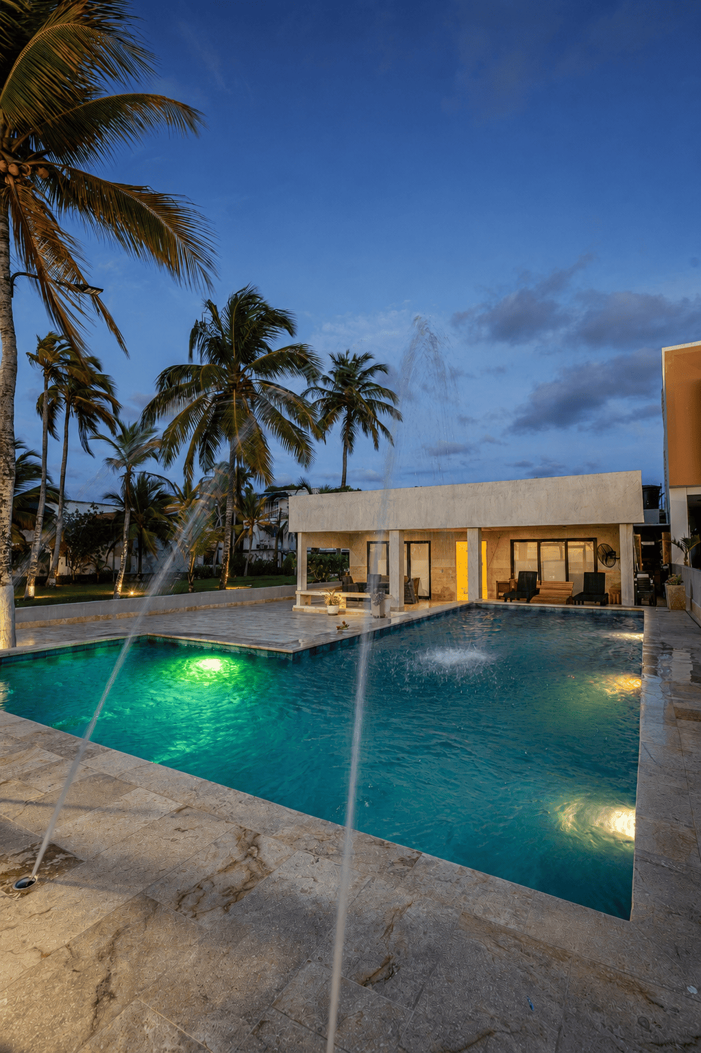 Piscina iluminada de noche