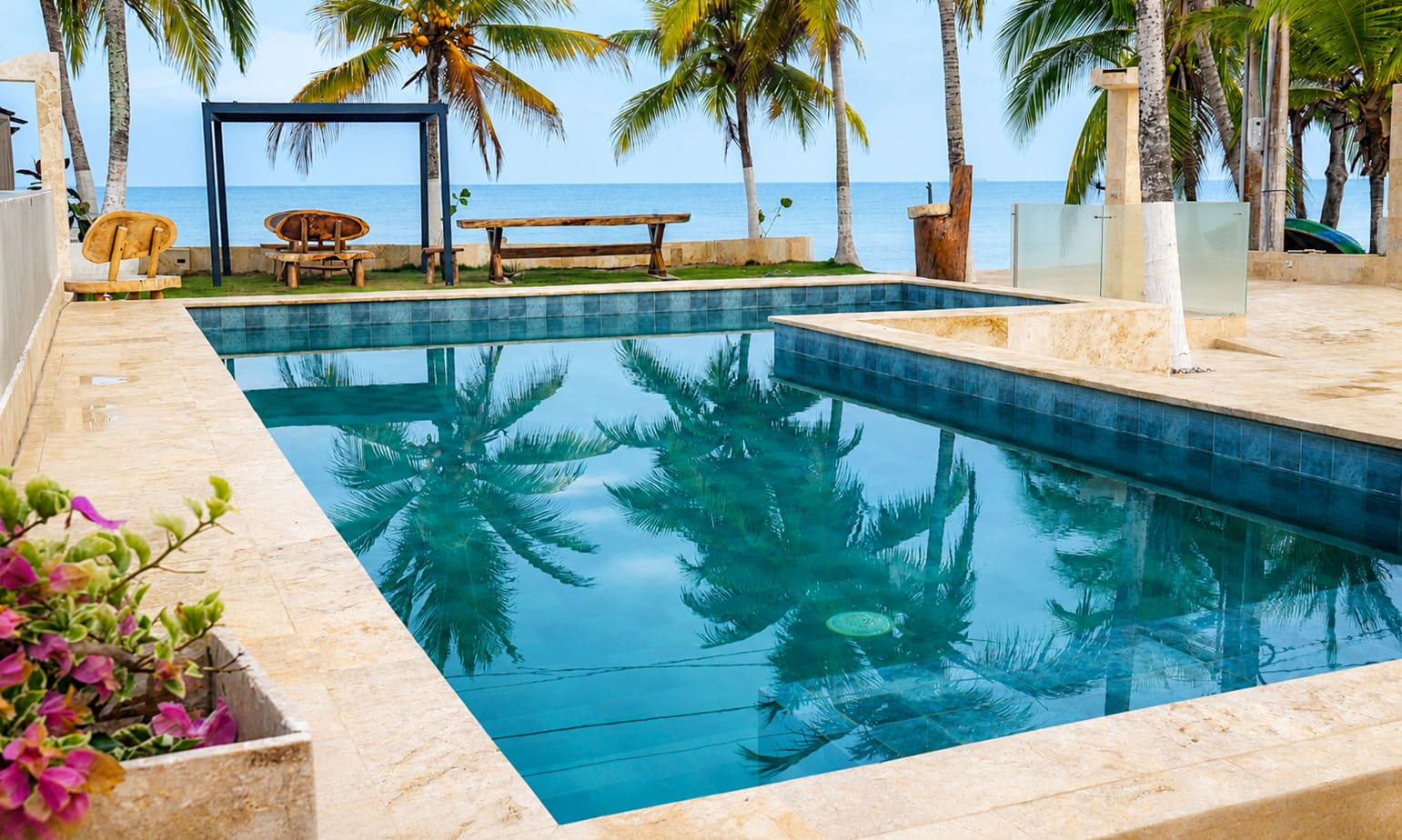 Piscina con vista al mar
